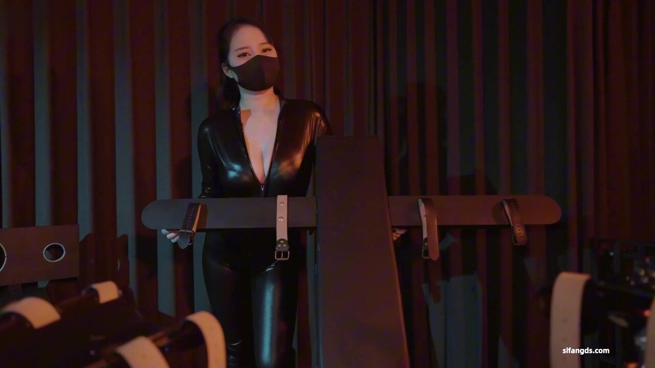 STP34923 女王姐姐手足乳腿交調教小狗 反被小狗暴力狂操 NINA媽媽